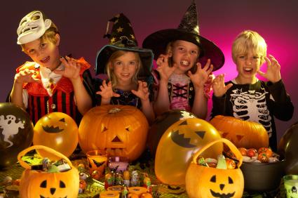 trẻ em tại bữa tiệc Halloween